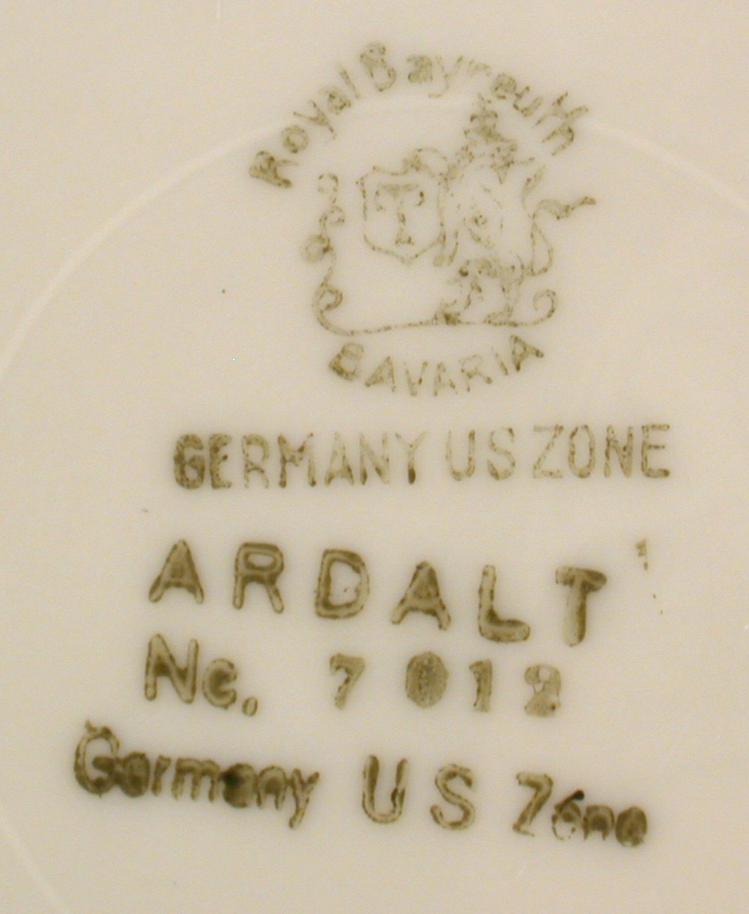 Royal Bayreuth Ardalt 7.75" Plate Burgundy Rim Floral 7012 Germany US Zone Exc Item image 3