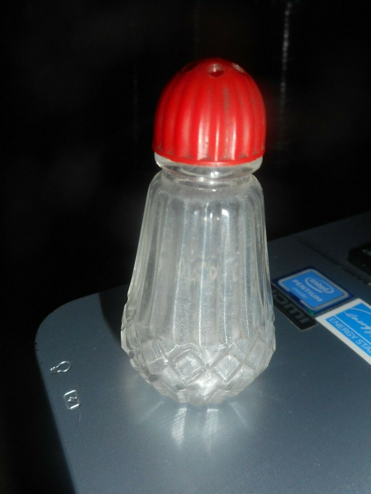 Salt-Pepper Shaker Red Lid Ribbed Lid Diamond Design Vintage Short Ribbed Glass  - £8.09 GBP
