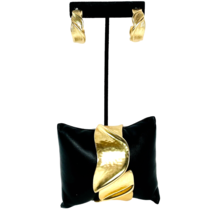 Hera Gold Tone Hinged Bracelet and Pierced Earrings Set Modern Swirl Abstract - £29.96 GBP