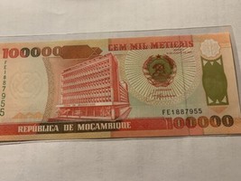 1993 MOZAMBIQUE- 100000  METICAIS  P-138 - UNC NOTE - £1.63 GBP