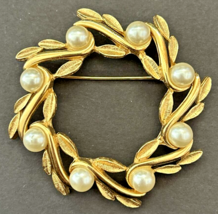 Vintage Signed Napier Gold Tone &amp; Faux Pearl Wreath Brooch Pin PB74 - £13.46 GBP