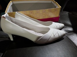 Women&#39;s wedding dress shoes Size 10N New with Tags - $15.00