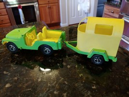 VINTAGE HUBLEY METAL JEEP AND HORSE TRAILER YELLOW GREEN - $44.84