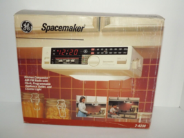 GE Spacemaker 7-4230 Kitchen Companion AM/FM Radio Clock Light New Open Box (w) - £101.19 GBP