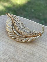 Vintage Brooch Pin Gold-Tone Leaf Feather - €13,02 EUR