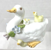 Beautiful Vintage Easter Duck w Babies and Applied Flower Garland 3 1/2 ... - $14.36