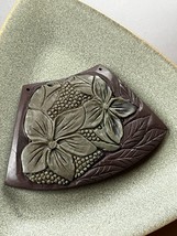 Nicely Carved Ex-Large Green Flowers &amp; Berries w Dark Purple Leaves Stone Pendan - £30.43 GBP