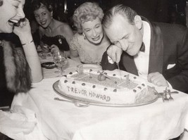 Trevor Howard The Third Man Film Birthday Cake Party From Press Photo Collection - £8.78 GBP