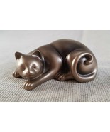 Signed Golden Resting Cat Figurine 2004 - $375.83 MXN