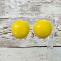Vintage Clip On Earrings 7/8&quot; Yellow Circular - £9.37 GBP