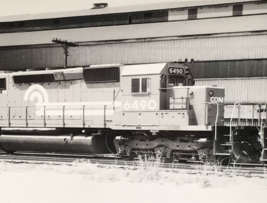 Conrail Railroad CR #6490 SD40-2 Electromotive Train B&amp;W Photo Melrose Park IL - £7.63 GBP
