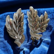 Coro Feather Clip On Earrings Wheat Rococo Silver Tone Baroque Swirled Floral  - £13.16 GBP