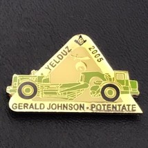 Tractor Yelduz Gerald Johnson Shriners Gold Tone Masonic Masons Vintage Pin - $9.95