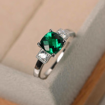 Anello di fidanzamento con tre pietre verde smeraldo taglio cuscino da 2 ct... - £83.77 GBP