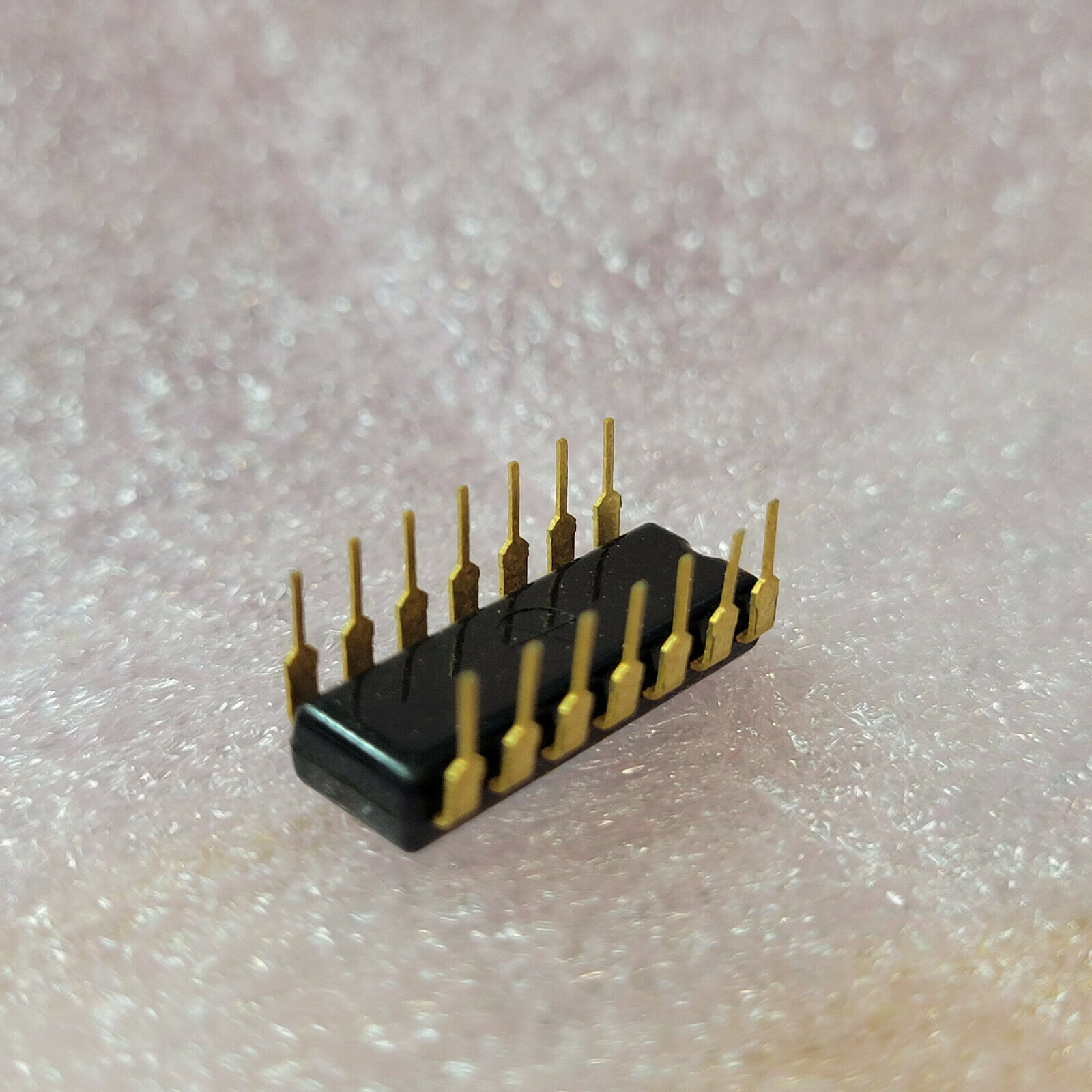 MOTOROLA MC1017P TTL to ECL Translator ECL IC Gold NEW RARE NOS 1970&#39;S E... - $3.89