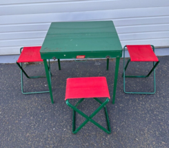 Vintage Green Metal Coleman Folding Camping Table And 3 Red Stools - £182.41 GBP