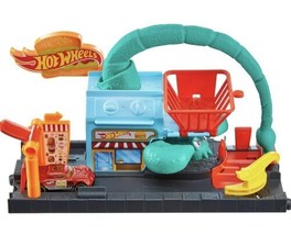 2018 Hot Wheels City Scorpion Drive-In Attack Playset Complete with Car RARE! - £47.30 GBP