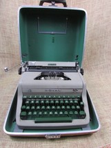 Vintage 1930’s-40’s Royal Quiet Deluxe Manual Typewriter in Case Green Keys - £93.72 GBP