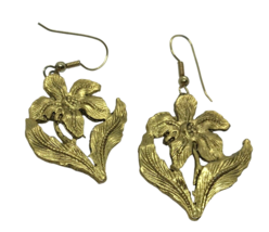 Vintage Earrings Flower gold tone danglers Pierced cottagecore textured boho - £7.81 GBP