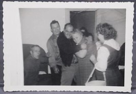 Vintage Nero &amp; Bianco Fotografia 1950&#39;s Famiglia &amp; Man che Abbraccia Vecchio - £30.58 GBP