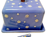 Macy&#39;s Blue Snowflake Christmas 4 pc Ceramic Cheese keeper / Cake Plate - £17.92 GBP