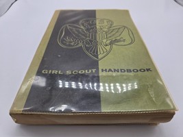 1961 Twenty Eighth Impression New Edition Softcover Girl Scout Handbook - £7.77 GBP
