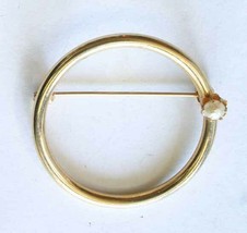 Elegant Cultured Pearl Gold-tone Circle Brooch 1960s Vintage 1 1/2&quot; - £9.79 GBP