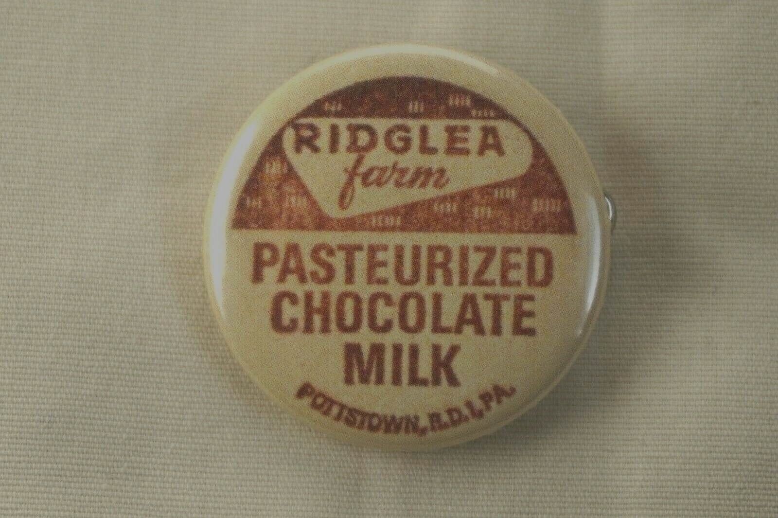 New Vintage Ridglea Farm Dairy Milk Pottstown PA Mini Metal Tin Badge Pi... - $2.92