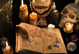 Fundo m stico com livro da magia negra velas ardentes e mirrow 81514102 thumb200