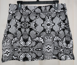 Excellent Womens Tranquility Black &amp; White Floral Pull On Knit Skort Size L - £18.28 GBP