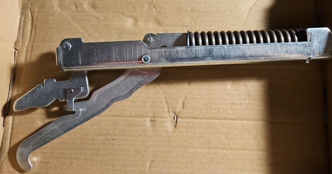 NEW IMPROVED FRIGIDAIRE 318024749, 318024724 DOOR HINGE SET (ONE HINGE) - $44.55