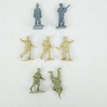 Vintage Mini Plastic Army Men Lot of 7 Toy Soldiers 1 inch - £4.78 GBP