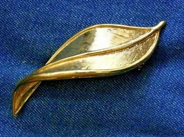 Napier Elegant Mid Century Modern Textured Gold-tone Leaf Brooch vintage 2 3/4&quot; - £11.76 GBP