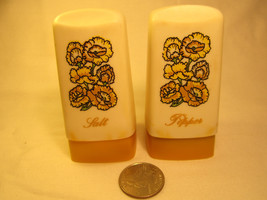 Vintage Plastic Salt Pepper Shaker Flowers White Yellow-Tan [Z230d] - £3.13 GBP