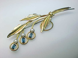 12K GOLD FILLED Vtg LEAF BROOCH Pin with Sapphire Rhinestones and Faux Pearls - £43.15 GBP