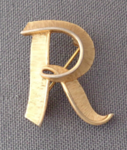 Vintage Trifari Alphabet Initial R Pin Brooch Brushed Textured Gold Tone Letter - £18.77 GBP