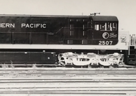 Northern Pacific Railway Railroad NP #2507 GE U25C Locomotive Train B&amp;W Photo - £9.74 GBP