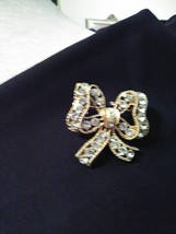 VINTAGE GOLDEN PIN BROOCH CHARMING RHINESTONE PAVE BOW - £15.80 GBP