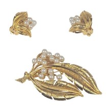 JJ Jonette Gold Tone Jewelry Set Faux Pearl LEAF Brooch Matching Clip On Earring - £18.73 GBP