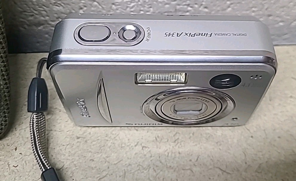 Fujifilm FinePix A345 4.1MP Digital Camera - Silver With Carry Case Works Item image 3
