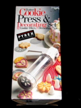 Decorating Set and cookie press vintage Pyrex - £16.39 GBP