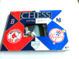Chess Red Sox vs. Yankees USAopoly 2002 with 32 Custom Playing Pieces - $187.52 MXN