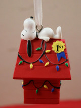 New Hallmark Charlie Brown Peanuts Snoopy Christmas Decorated Doghouse Ornament - £23.17 GBP