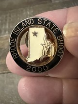 Rhode Island State Shoot 2000 Pin - $3,097.98 MXN