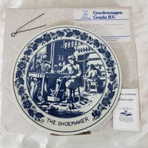 Blauw Delfts Royal Distel &quot;The shoemaker&quot; Handpainted Holland Blue White... - $225.61 MXN