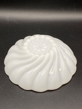 Hazel Atlas milk glass bowl, &quot;Capri Swirl&quot; scalloped edge VTG 1960&#39;s USA - £8.26 GBP