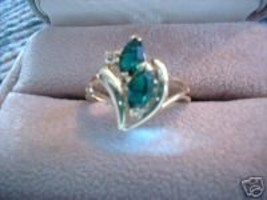 Ladies V Design Oval Austrian Crystal Emerald Ring NIB - $18.00