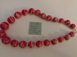 17&quot; Red and White Beaded Necklace C-28 - $226.75 MXN