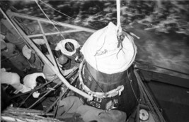 John Glenn and Friendship 7 spacecraft hoisted aboard USS Noa  Photo Print - £6.93 GBP
