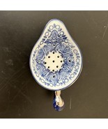 Bombay and Company Tea Strainer Blue White and Silver Porcelain - $150.87 MXN